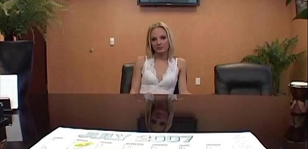  The little blonde, here in the clip, apparently takes every butt with her and as that does not seem to suffice, she sinks it, without complaining, then in the darkroom ....